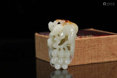 A HETIAN JADE SQUIRREL ORNAMENT