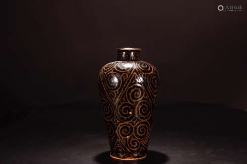 A BLACK GLAZE  PATTERN CARVED VASE