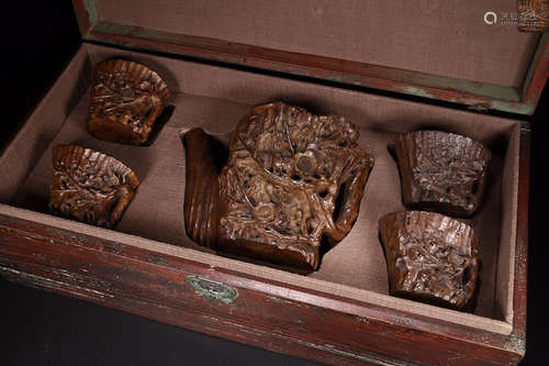 A SET OF BAMBOO CARVED TEAPOT AND CUPS