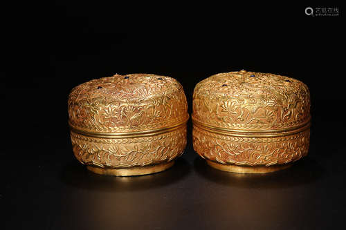 A SET OF GOLD FLOWER PATTERN CARVED BOX