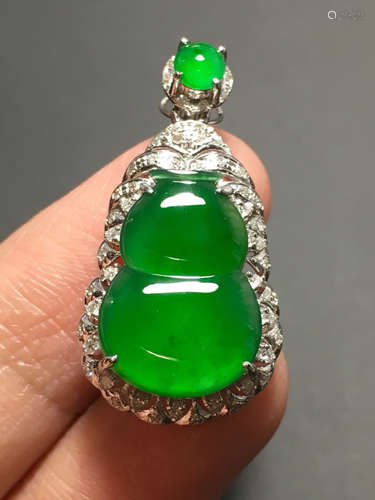 AN ICE SUN GREEN JADEITE CUCURBIT PENDANT