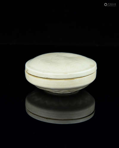 A Chinese Ding-Type Porcelain Round Box with Cover