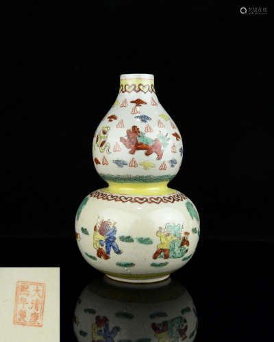 A Chinese Dou-Cai Double Gourd Porcelain Vase