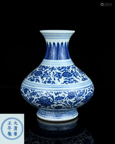 A Chinese Blue and White Porcelain Vase