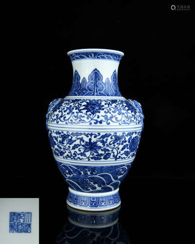 A Chinese Blue and White Porcelain Vase