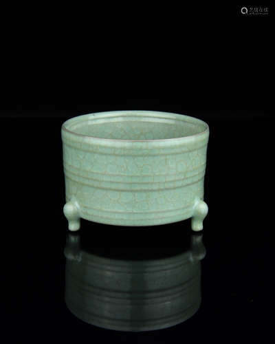 A Chinese Ru-Type Porcelain Incense Burner