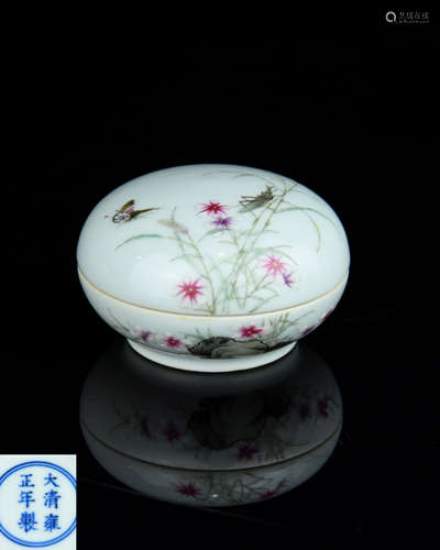 A Chinese Famille-Rose Porcelain Round Box with Cover