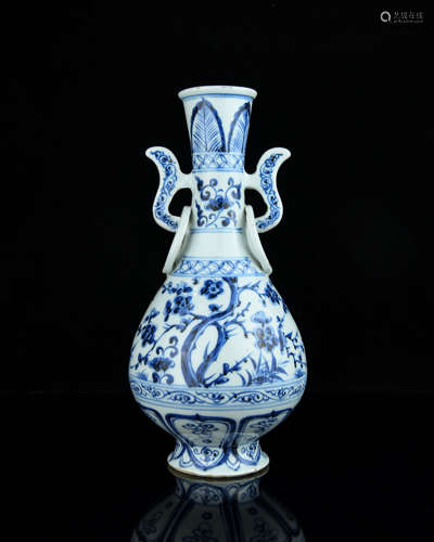 A Chinese Blue and White Porcelain Vase