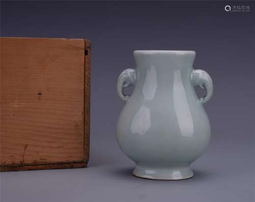 A Chinese White-glazed Vase with Twin Handles