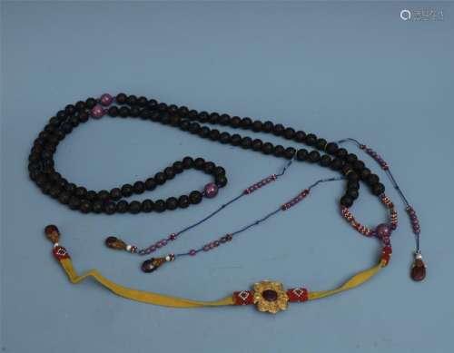 A Chinese Aloeswood Court Necklace