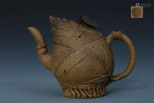 A Chinese Cicade-shaped Zisha Teapot