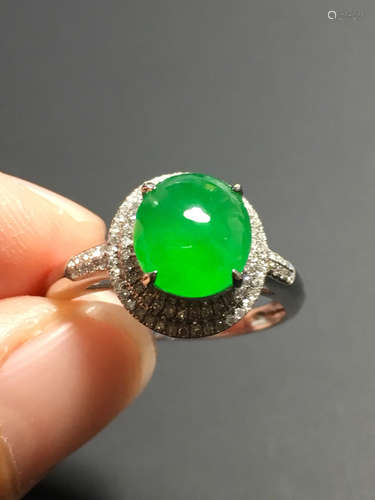 A GREEN JADEITE EGG FACE SHAPED RING, TYPE A