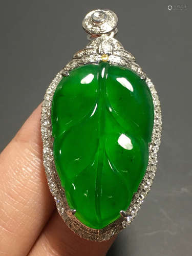 A GREEN JADEITE LEAF SHAPED NECKLACE PENDANT, TYPE A