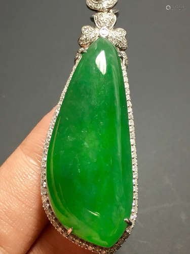 A GREEN JADEITE MELON SHAPED PENDANT, TYPE A