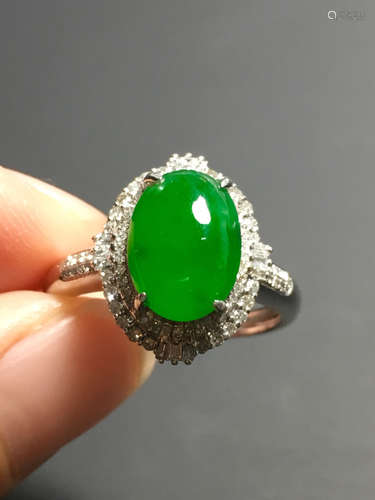 A GREEN JADEITE EGG FACE SHAPED RING, TYPE A