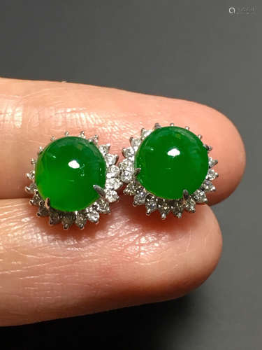 A PAIR OF GREEN JADEITE EGG FACE SHAPED STUD EARRING, TYPE A