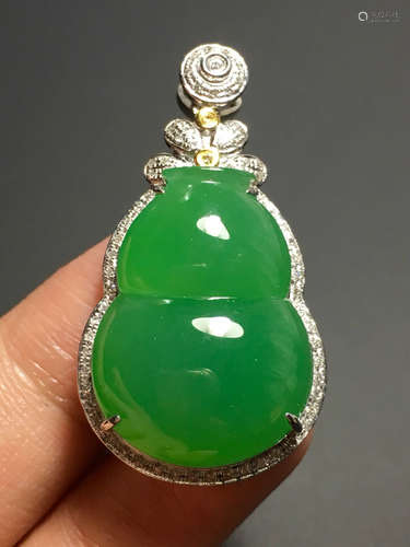 A GREEN JADEITE GOURD-SHAPED PENDANT, TYPE A