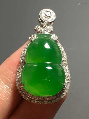 A GREEN JADEITE GOURD-SHAPED PENDANT, TYPE A