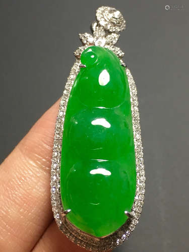 A GREEN JADEITE BEAN-SHAPED PENDANT, TYPE A