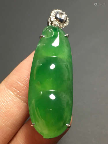 A GREEN JADEITE BEAN-SHAPED PENDANT, TYPE A