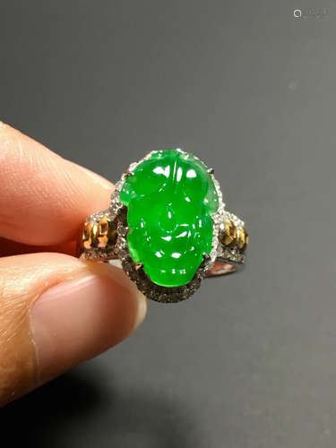 A GREEN JADEITE PIXIU-SHAPED RING, TYPE A