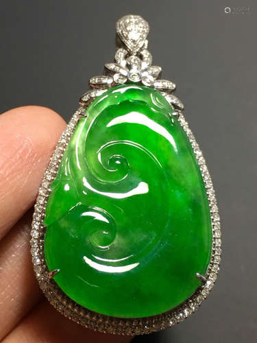 A GREEN JADEITE RUYI PENDANT, TYPE A