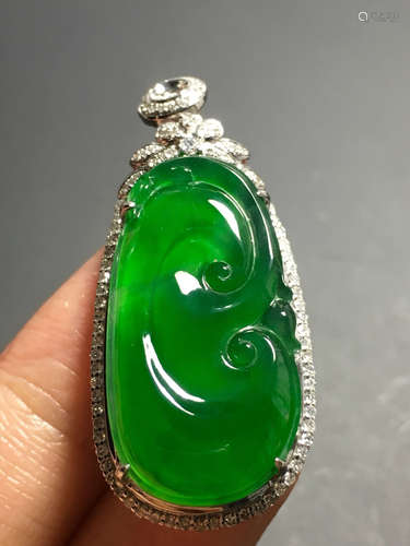 A GREEN JADEITE RUYI PENDANT, TYPE A