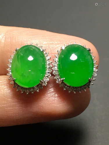 A PAIR OF GREEN JADEITE EGG FACE SHAPED STUD EARRING, TYPE A