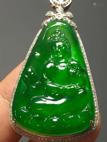 A GREEN JADEITE CARVED GUANYIN BUDDHA PENDANT, TYPE A