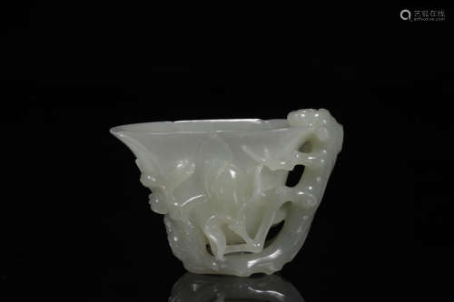A HETIAN JADE VESSEL WITH FLORAL PATTERN CARVING
