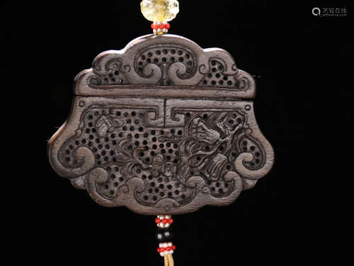 A CHENXIANG WOOD PENDANT WITH FLORAL PATTERN CARVING