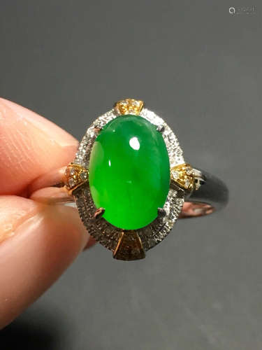 A GREEN JADEITE EGG FACE SHAPED RING, TYPE A