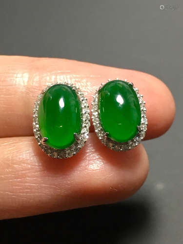 A PAIR OF GREEN JADEITE EGG FACE SHAPED STUD EARRING, TYPE A