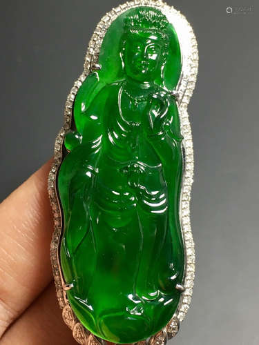 A GREEN JADEITE CARVED GUANYIN BUDDHA PENDANT, TYPE A