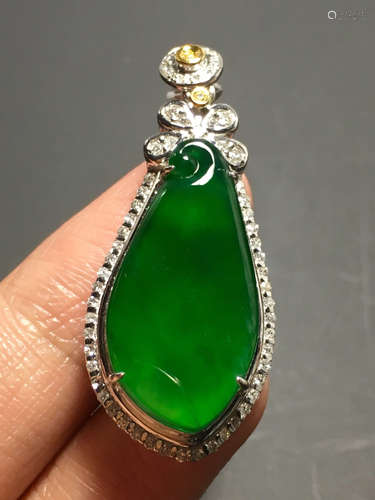 A GREEN JADEITE MELON SHAPED PENDANT, TYPE A