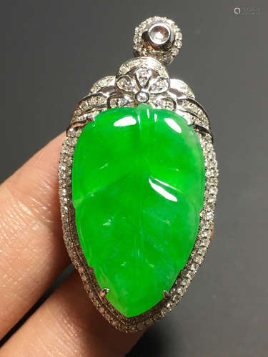 A GREEN JADEITE LEAF SHAPED PENDANT, TYPE A