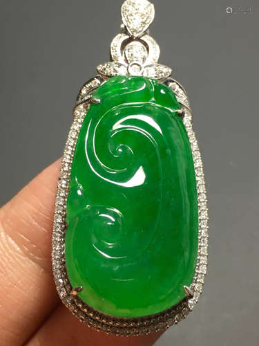 A GREEN JADEITE RUYI PENDANT, TYPE A