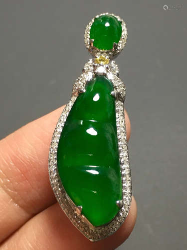 A GREEN JADEITE BEAN PENDANT, TYPE A