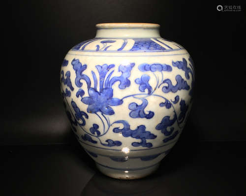 A BLUE&WHITE JAR WITH FLORAL PATTERN