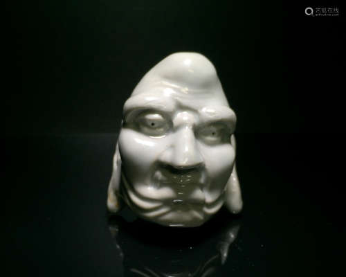 A PORCELAIN LUOHAN HEAD ORNAMENT