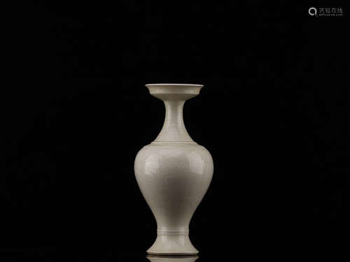 A DING YAO WHITE GLAZED VASE