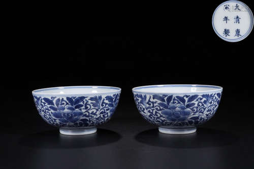 A PAIR OF KANGXI MARK BLUE&WHITE BOWLS WITH FLORAL PATTERN