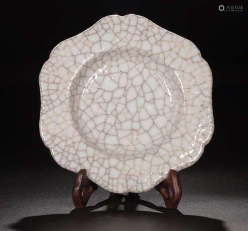 A GE GLAZE FLOWER SHAPED PLATE