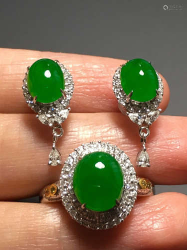 A TRANSLUCENT JADEITE ZHENGYANG GREEN EGG SHAPED EARRING WITH RING SET