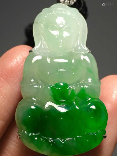 A TRANSLUCENT JADEITE ZHENGYANG GREEN GUANYIN NECKLACE