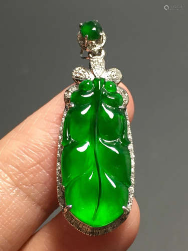 A TRANSLUCENT JADEITE ZHENGYANG GREEN FISH SHAPED NECKLACE