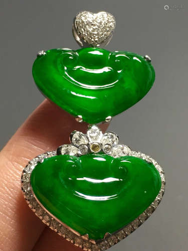 A TRANSLUCENT JADEITE ZHENGYANG GREEN WISHFUL IN HEART SHAPED NECKLACE