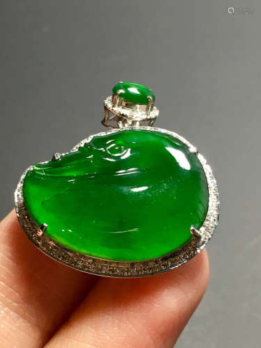 A TRANSLUCENT JADEITE ZHENGYANG GREEN SWAN SHAPED NECKLACE