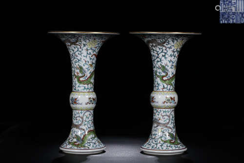 A PAIR OF QIANLONGNIANZHI MARK VASE WITH DRAGON PATTERN