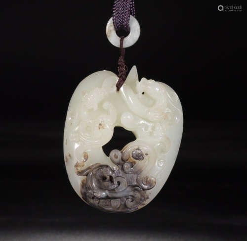 A HETIAN JADE PENDANT WITH DRAGON CARVING